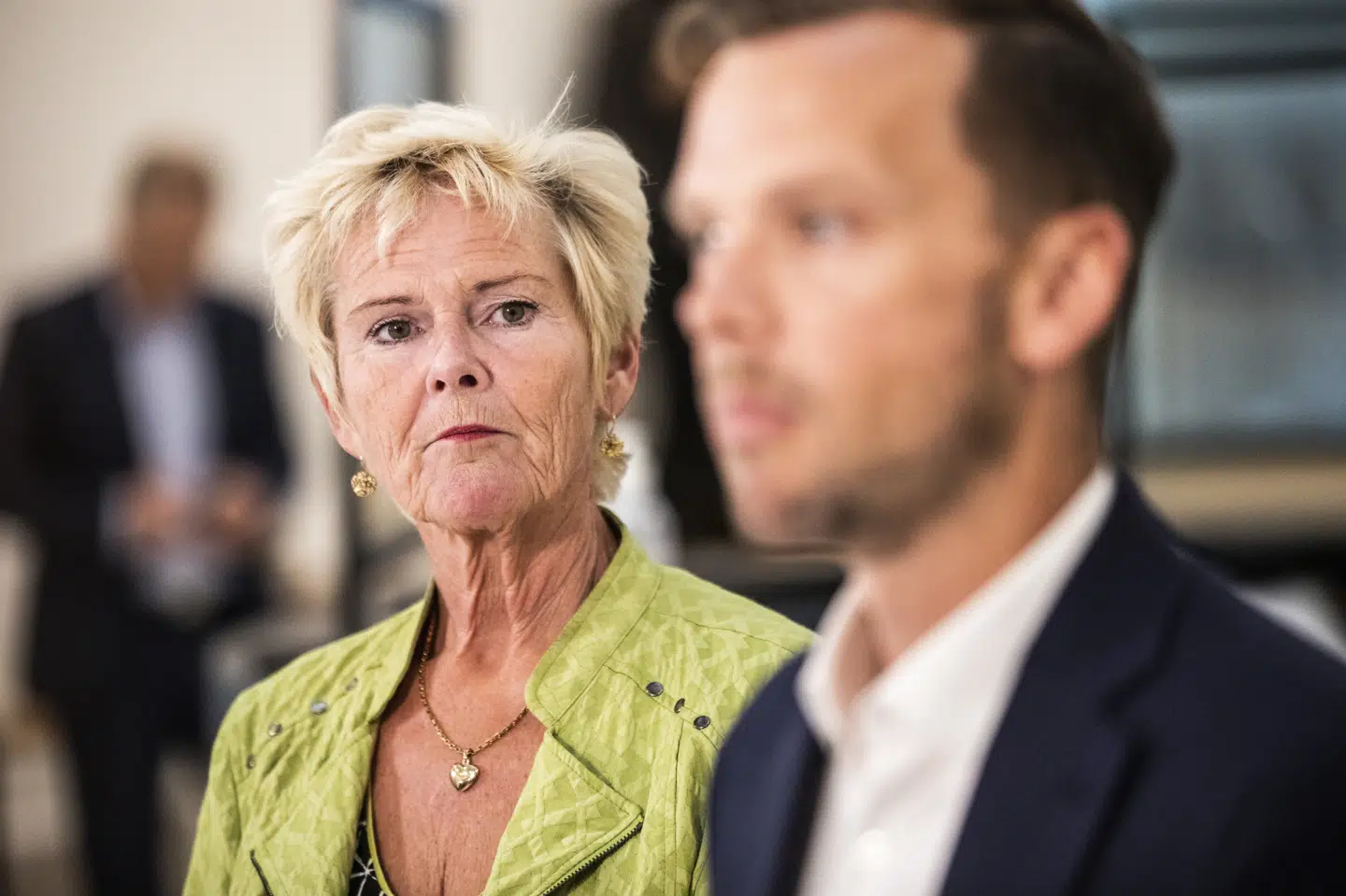 Formand for Fagbevægelsens Hovedorganisation (FH) Lizette Risgaard (tv.) håber, at beskæftigelsesminister Peter Hummelgaard (S) (th.) vil se på en model, der skal gøre dagpenge-systemet mere attraktivt for nogle af de grupper på arbejdsmarkedet, der måske spejder mod en privat forsikringsløsning i stedet. ólafur Steinar Rye Gestsson/Ritzau Scanpix