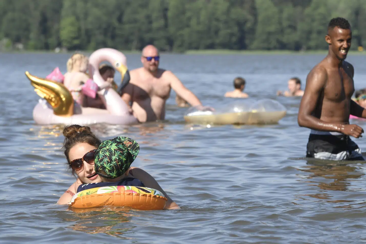 Her er de så: Verdens lykkeligste folk - på en sø en varm sommerdag i 2020 i den finske by Espoo. Heikki Saukkomaa/Ritzau Scanpix