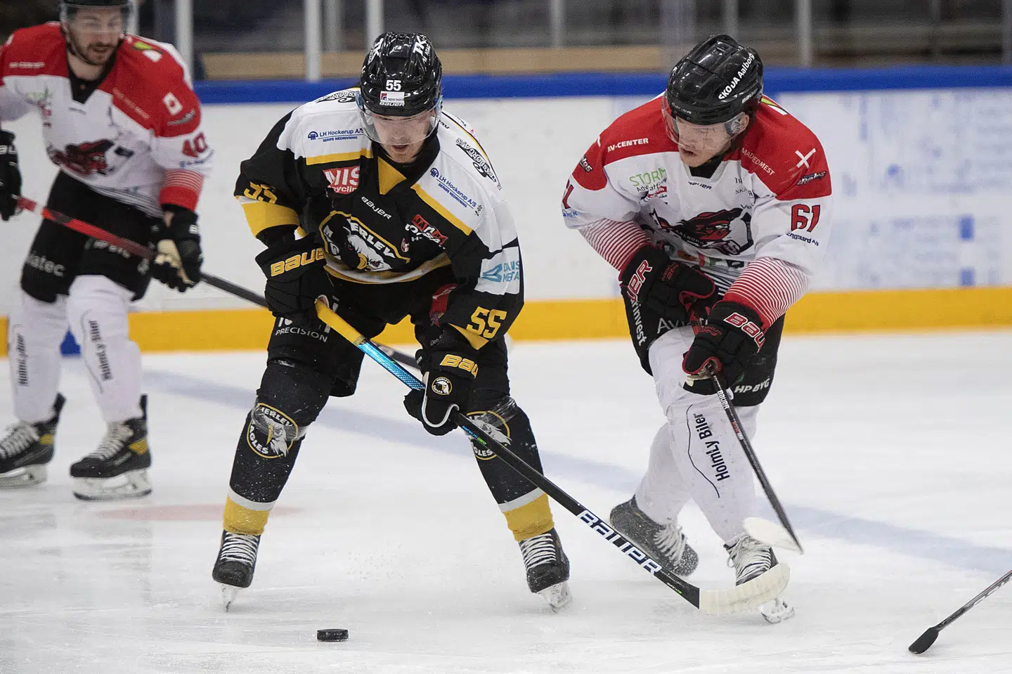 Aalborgs Julian Jakobsen (til højre) fik scoret en enkelt gang i sejren over Herlev Eagles fredag aften. Thomas Sjørup/Ritzau Scanpix