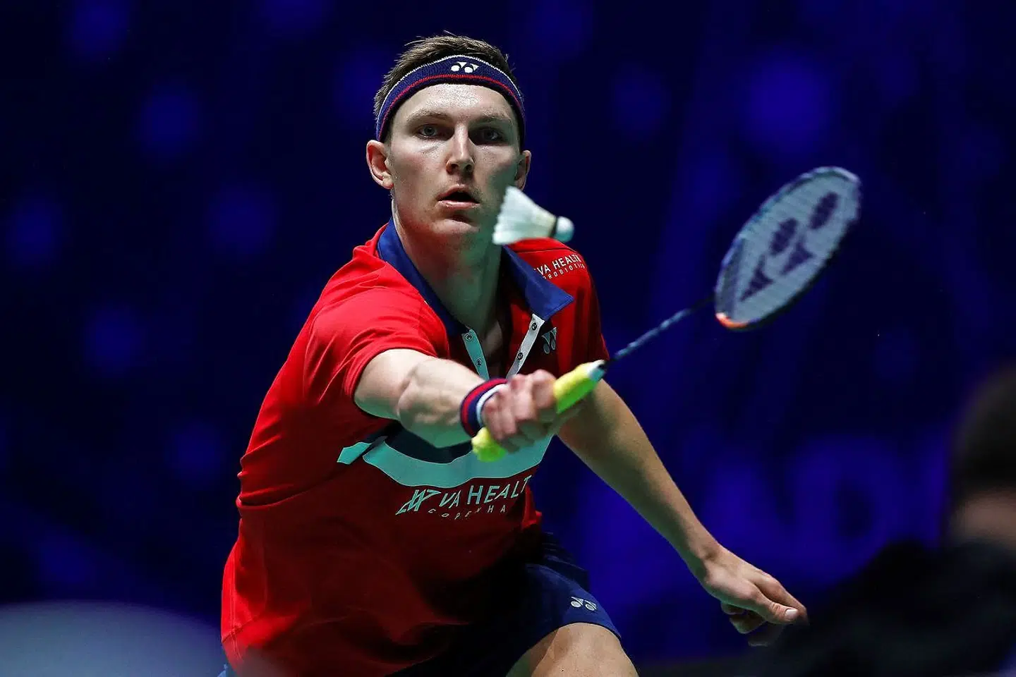 Denmark's Viktor Axelsen plays against Thailand's Sitthikom Thammasin during their men's singles quarter-final match on day three of the All England Open Badminton Championship, at the Utilita Arena in Birmingham, central England, on March 19, 2021. (Photo by Adrian DENNIS / AFP)