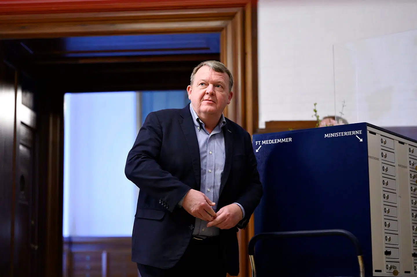 Lars Løkke Rasmussen (V) ankommer til mødet, da det Udenrigspolitiske Nævn holder ekstraordinært møde i Fællessalen på Christiansborg i København fredag den 19. marts 2021. På mødet er forsvarsministeren, udenrigsministeren og justitsministeren bedt om at svare på, hvad de kan oplyse om de efterretninger fra FE, der er viderebragt i pressen, om Islamisk Stats planlægning og udsmugling af børn fra de syriske lejre, og herunder oplyse om validiteten af disse efterretninger.. (Foto: Philip Davali/Ritzau Scanpix)