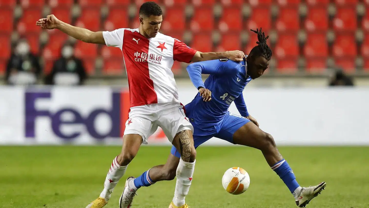 Alexander Bah (tv.) i aktion i kampen mod Rangers.