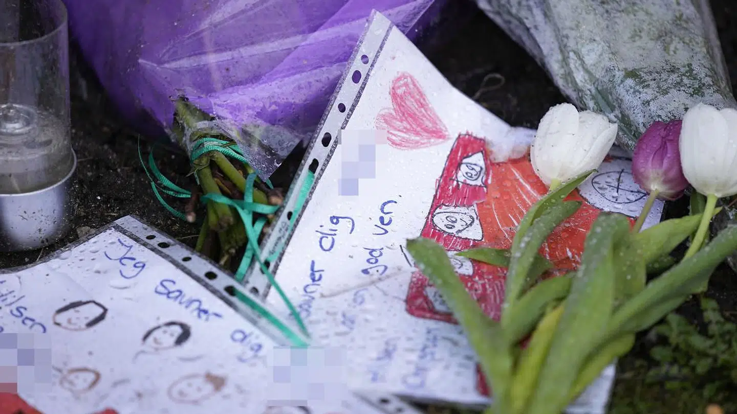 En seksårig dreng blev dræbt af sin egen mor på Violvej i Kolding i weekenden. Flere valgte efterfølgende at lægge blomster og tegninger ved drengens opgang.