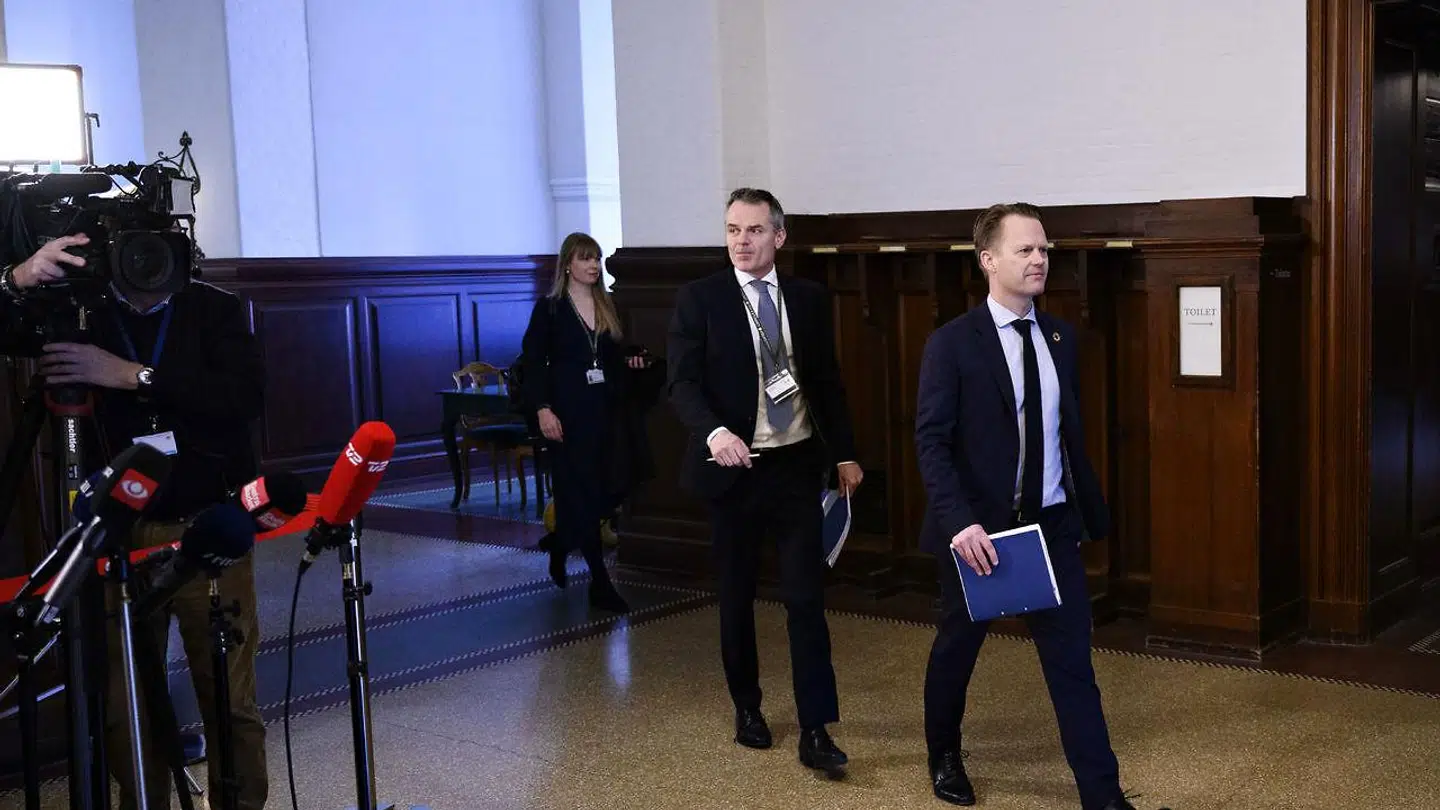 Udenrigsminister Jeppe Kofod (S) ankommer til mødet, da det Udenrigspolitiske Nævn holder ekstraordinært møde i Fællessalen på Christiansborg.