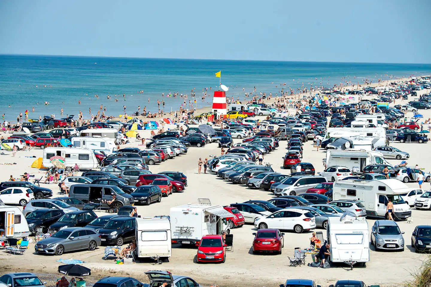 Mange hungrer nok efter sommer og sol. Her ved Blokhus strand i sommeren 2019 (Foto: Henning Bagger/Ritzau Scanpix)