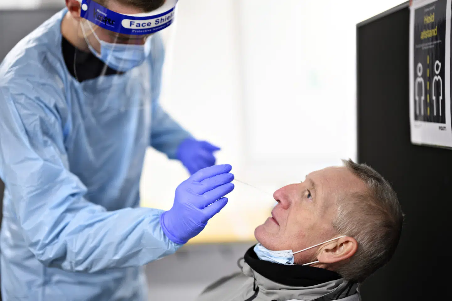 Lyntesten vurderes at være mindre sikker end pcr-testen, der tester i halsen. Derfor anbefales det, at man får taget en pcr-test, hvis lyntesten angiver, at man er coronapositiv. (Arkivfoto). Philip Davali/Ritzau Scanpix