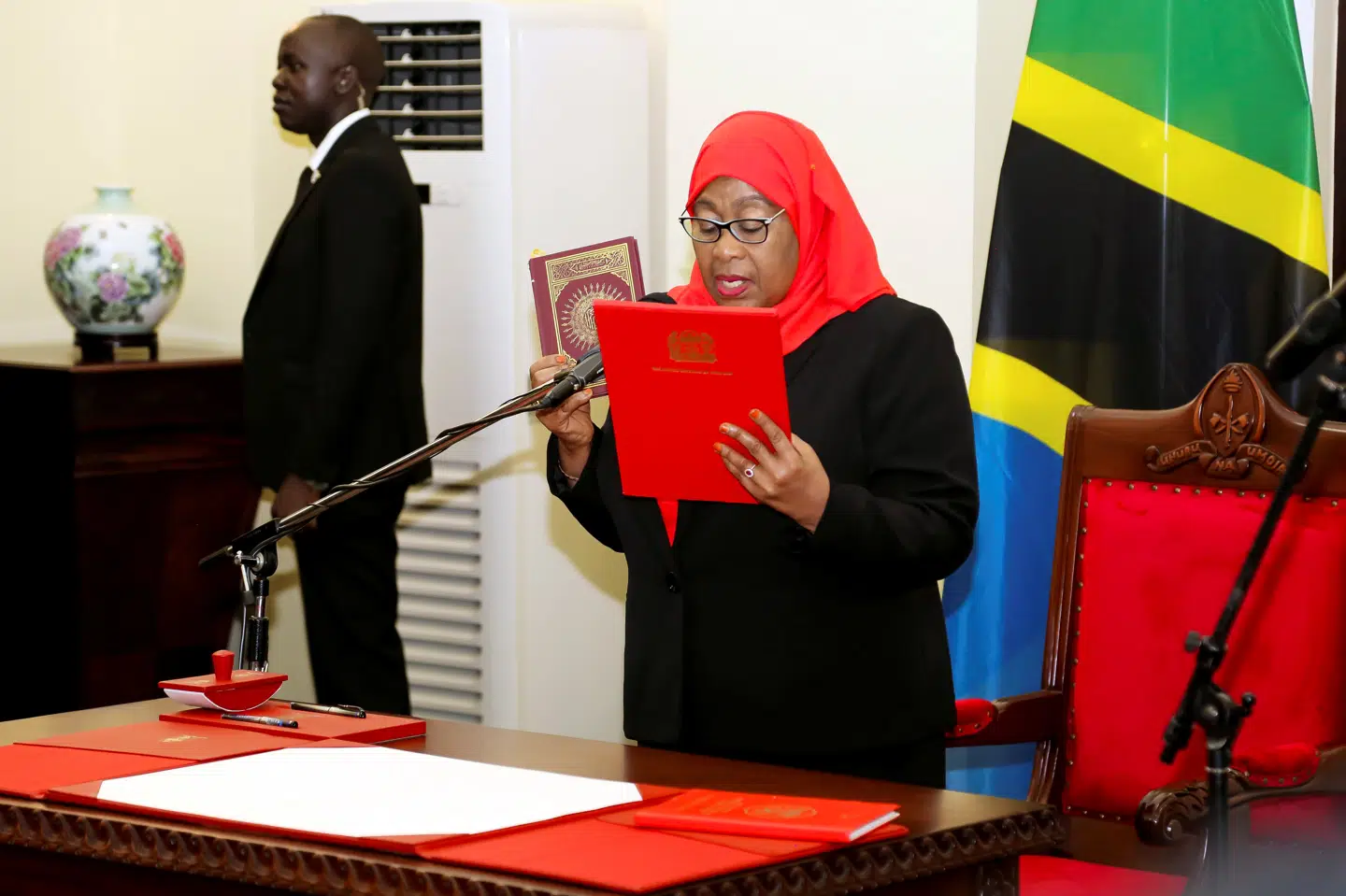 I Tanzania er den politiske veteran og vicepræsident Samia Suluhu Hassan indsat som landets første kvindelige præsident. Hun blev taget i taget i ed fredag efter præsident John Magufulis pludselige død. Stringer/Reuters