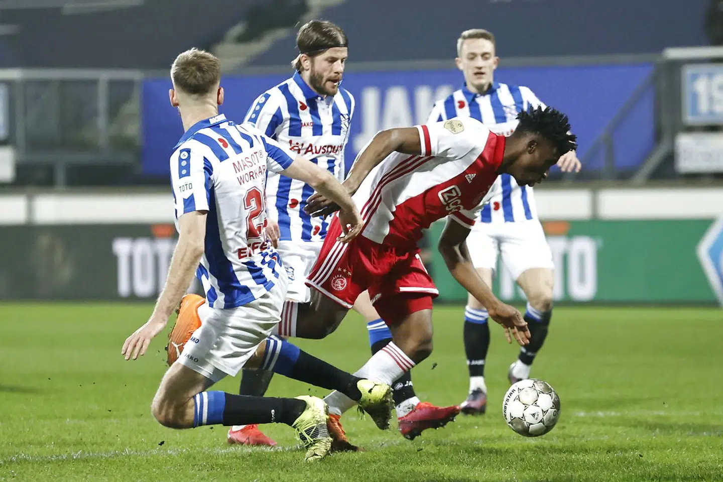 Lasse Schöne (i midten) har spillet syv kampe for Heerenveen og scoret et mål.