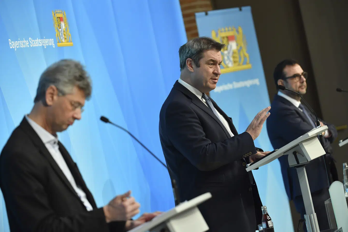 Europæiske undersøgelser har vist, at Sputnik V er en højst sikker vaccine. Den er i nogle tilfælde bedre end vacciner, som allerede er anerkendt, siger regeringschefen i Bayern, Markus Söder (i midten af billedet). Frank Hoermann/Sven Simon/Ritzau Scanpix