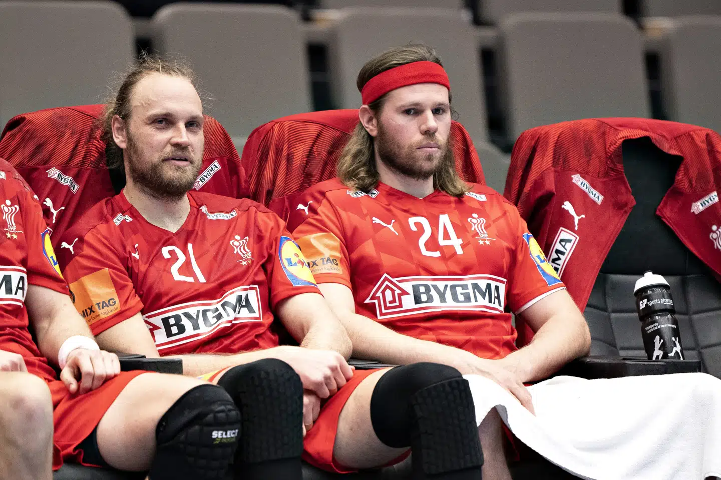 Landsholdsveteranen Henrik Møllgaard (tv.) ses her under det ene af opgørene mod Nordmakedonien. Nu er han smittet med coronavirus. Henning Bagger/Ritzau Scanpix