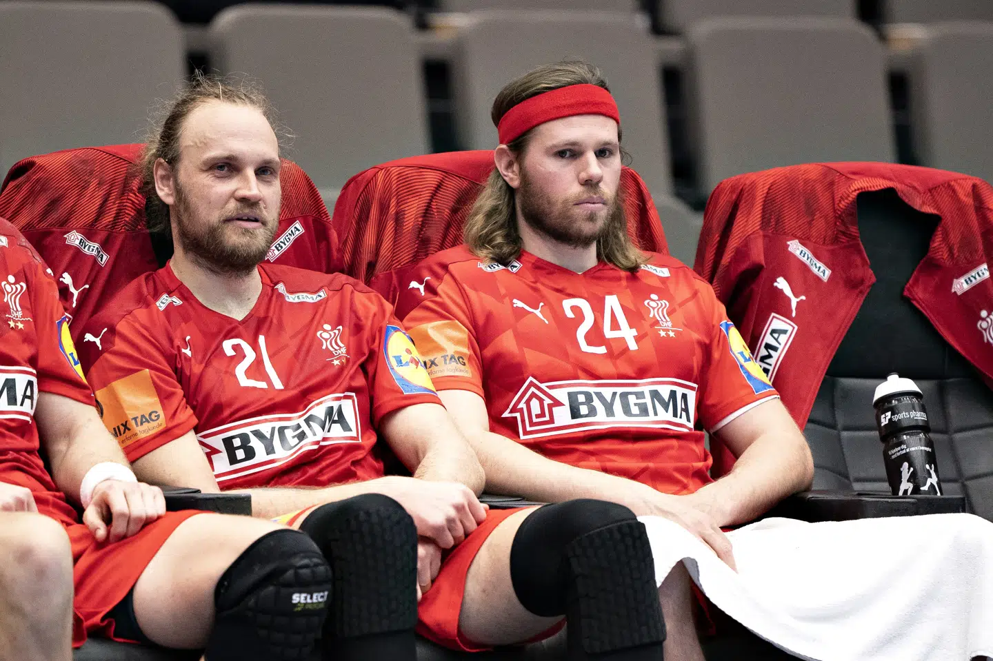 Landsholdsveteranen Henrik Møllgaard (tv.) ses her under det ene af opgørene mod Nordmakedonien. Nu er han smittet med coronavirus. Henning Bagger/Ritzau Scanpix