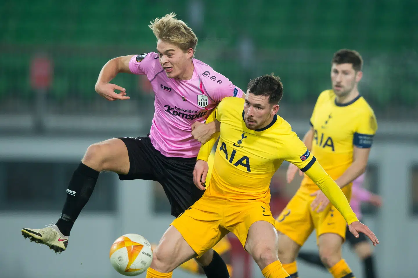 Mads Emil Madsen (tv.), der her ses i duel med Tottenhams Pierre-Emile Højbjerg, blev i 2020 solgt fra Silkeborg til østrigske Lask Linz. Han er en af de profiler, der har sørget for overskud i den danske klub. Vladimir Simicek/Ritzau Scanpix