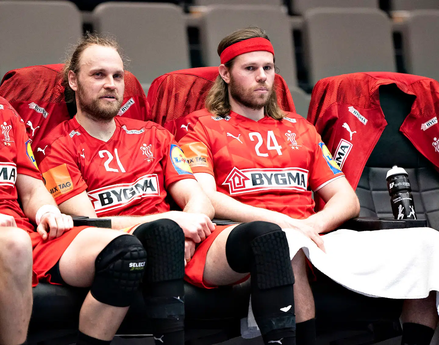 Henrik Møllgaard og Mikkel Hansen sidder side om side til EM-kvalifikation herrehåndboldlandskampen Danmark mod Nordmakedonien i Gigantium i Aalborg, 14. marts 2021. (Foto: Henning Bagger/Ritzau Scanpix)