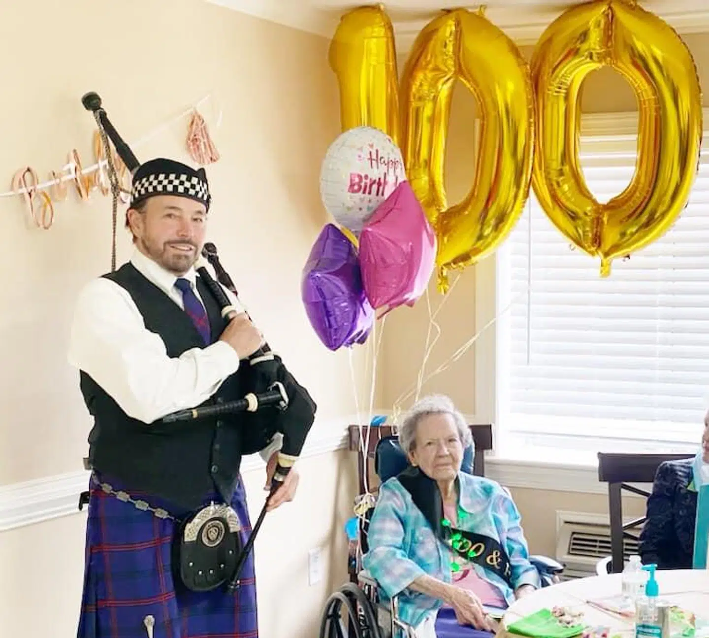Irma fik også besøg af en sækkepibespiller på sin fødselsdag, som falder sammen med den irske nationaldag St. Patricks Day.