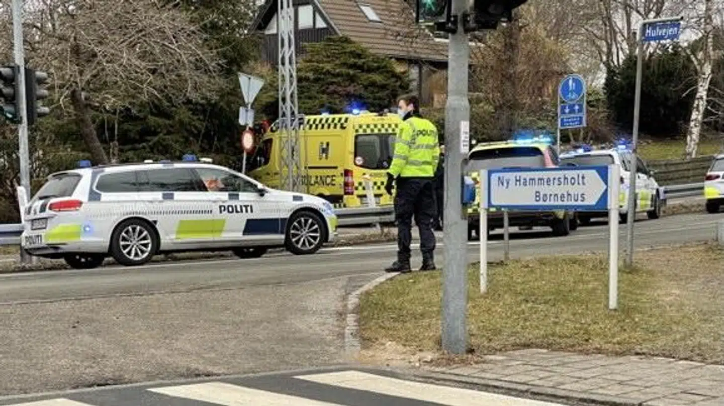 En kvinde meldes i kritisk tilstand efter en alvorlig ulykke i Hillerød fredag morgen.