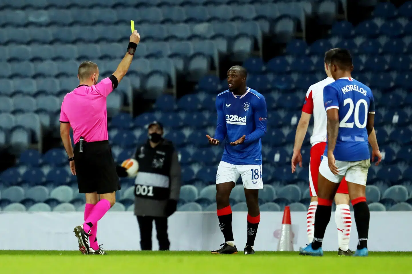 Rangers-spilleren Glen Kamara fik et gult kort i opgøret mod Slavia Prag, men blev selv udsat for racisme ifølge Steven Gerrard. Andrew Milligan/Reuters