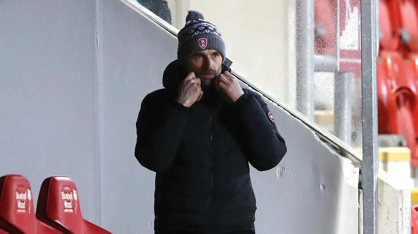 Rotherham-manager Paul Warne er blandt de mange smittede i klubben.