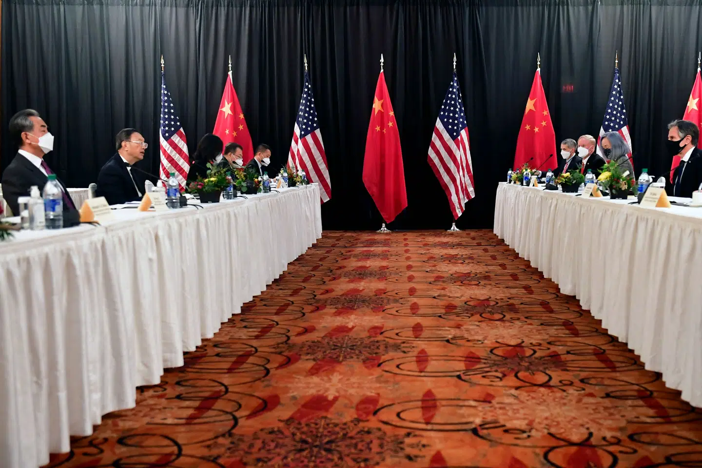 I byen Anchorage i delstaten Alaska mødes USA's nationale sikkerhedsrådgiver, Jake Sullivan, og landets udenrigsminister, Antony Blinken, med Kinas udenrigsminister, Wang Yi, og en kinesisk delegation. Frederic J. Brown/Ritzau Scanpix