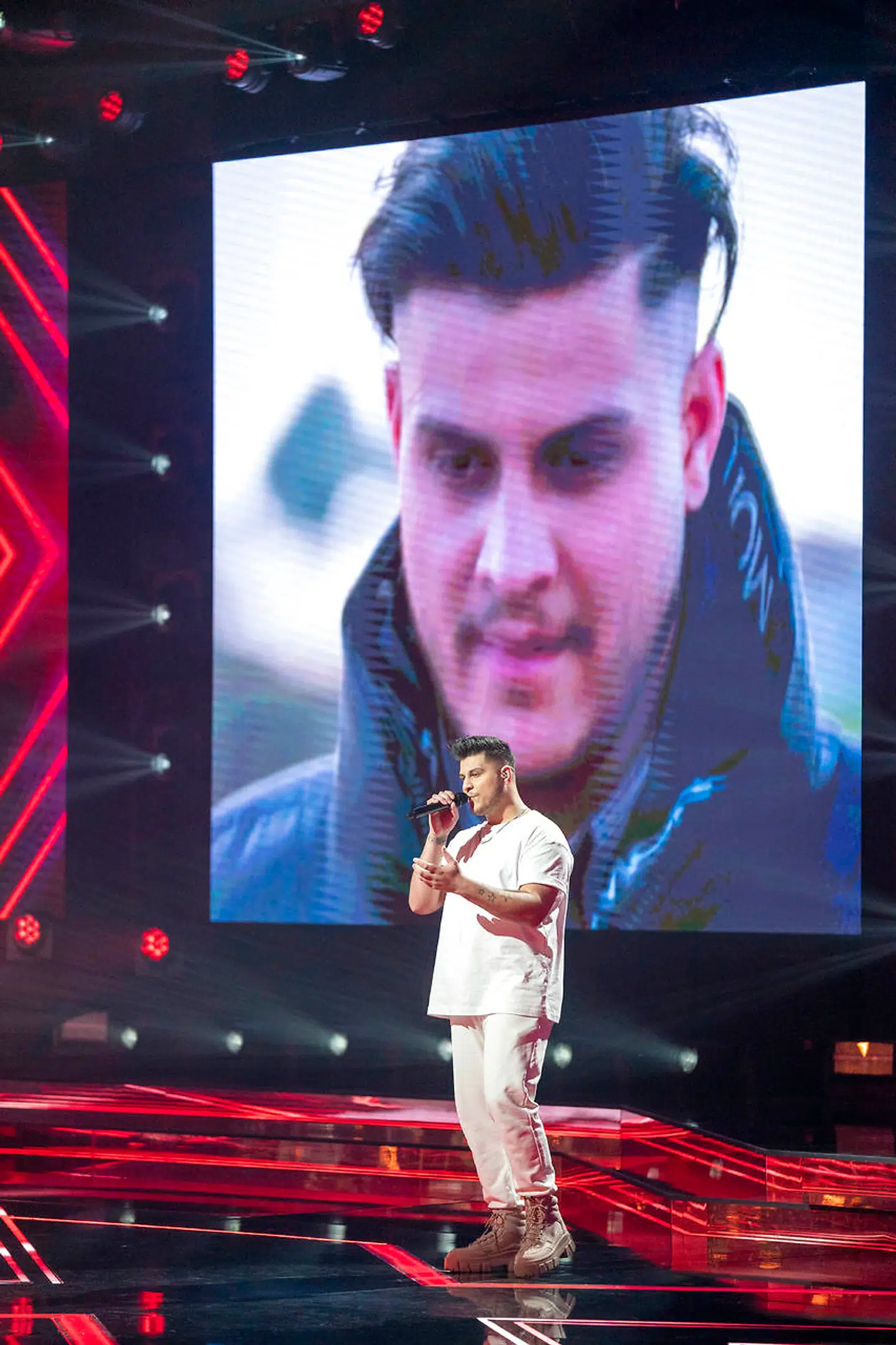 Vilson Ferati på scenen under sin omsang i fredagens 'X Factor'.