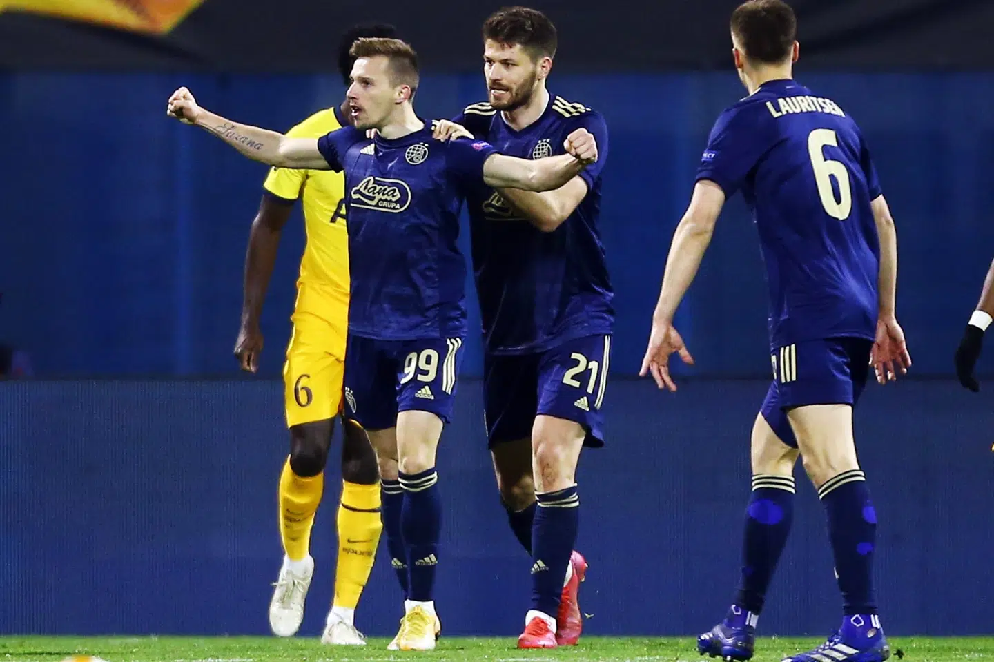 Dinamo Zagreb-angriberen Mislav Orsic kan fejre en af sine tre scoringer mod Tottenham sammen med blandt andre holdkammeraten Rasmus Lauritsen (nummer 6). Antonio Bronic/Reuters