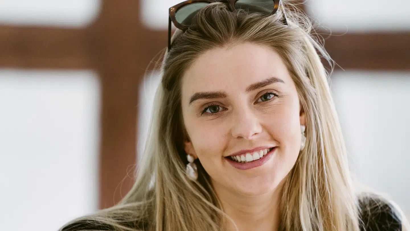Caroline Lija Dam er glad for, at hun har haft resursestærke forældre, der har kunnet hjælpe hende navigere i en tilværelse med adhd. Hun insisterer i dag på at leve et godt liv. Foto: Kasper Løjtved/Byrd.