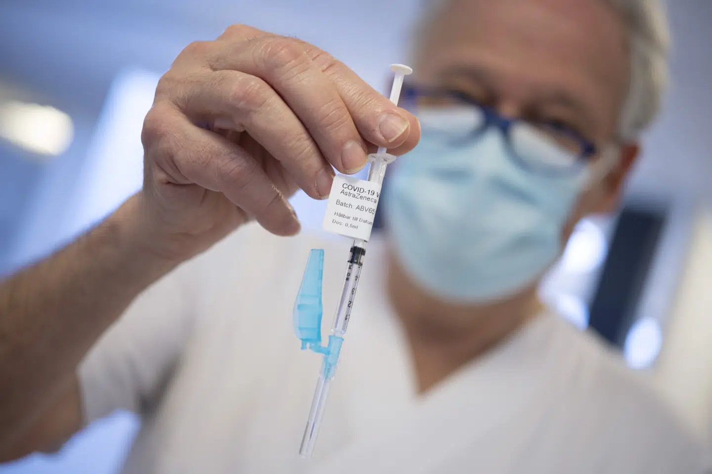 Norge melder torsdag om et nyt dødsfald blandt de personer, der er blevet indlagt med blodpropper efter at have fået coronavaccinen fra AstraZeneca. Og i Sverige har myndighederne nu de første to tilfælde af mistænkte bivirkninger af vaccinen. En ellers rask kvinde er død. 50090 Johan Nilsson/Tt/Ritzau Scanpix