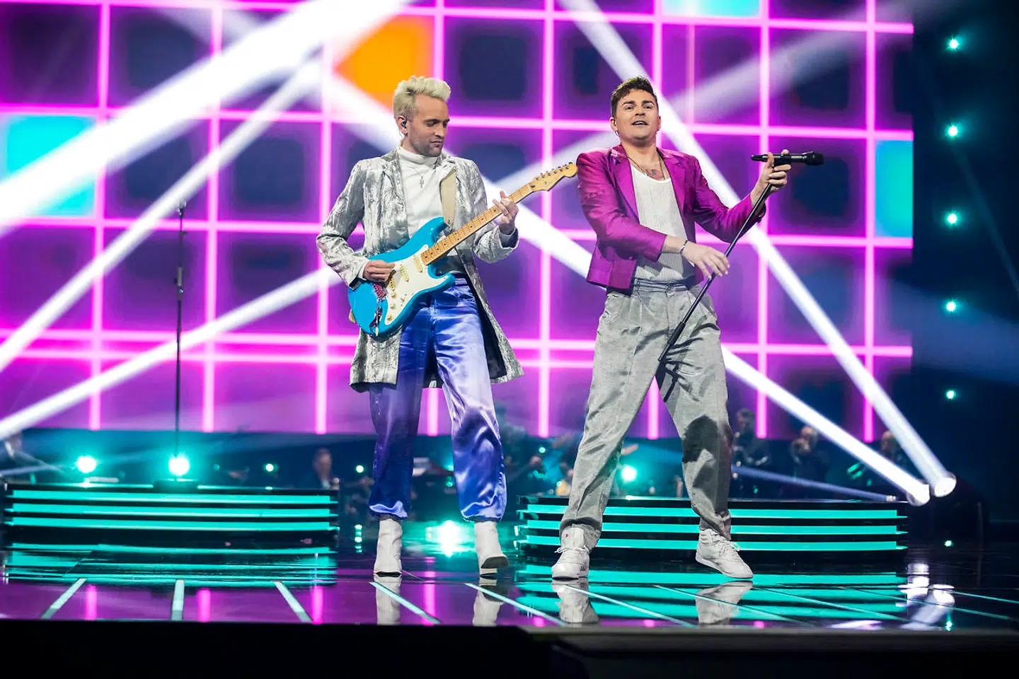 'Øve os på hinanden' // Fyr & Flamme på scenen ved Dansk Melodi Grand Prix 2021 i DR Byens Studie 5 i København 6. marts 2021. DMGP afholdes for første gang siden 1999 i et DR-studie på grund af corona/covid-19-restriktionerne. **Pool-dækning leveret af Ritzau Scanpix: Materialet kan anvendes vederlagsfrit til redaktionel omtale af DMGP** (foto: Martin Sylvest/Ritzau Scanpix 2021)