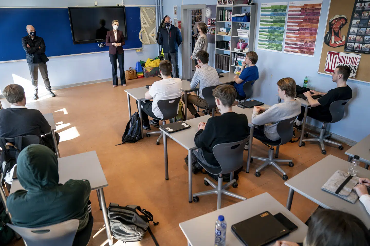 Statsminister Mette Frederiksen (S) besøger 9. afgangsklasse på folkeskolen Midtskolen i Dalby på Midtsjælland, torsdag den 18. marts 2021.. (Foto: Mads Claus Rasmussen/Ritzau Scanpix) Mads Claus Rasmussen/Ritzau Scanpix