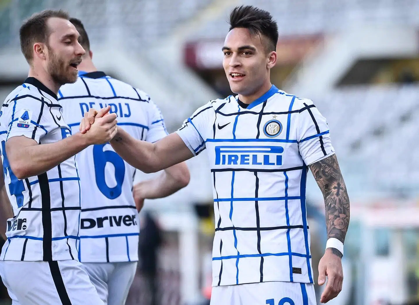 Christian Eriksen (tv.) og Lautaro Martinez er ikke sikre på at kunne tage til deres respektive landskampe. Der har været et corona-udbrud i Inters trup.
