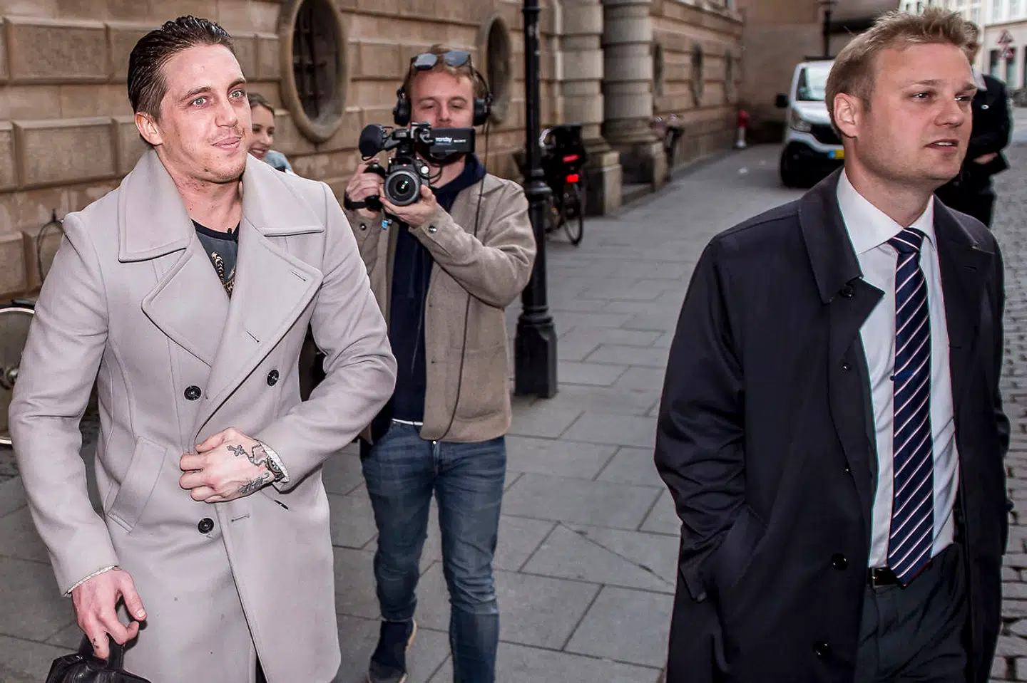 Forsvarsadvokat Asser Gregersen og Nicki Bille (tv.) møder op ved Københavns Byret torsdag 25. april 2019. Dengang var Bille tiltalt for at have truet en person med et luft- og fjedervåben og for at transportere våbnet på uforsvarlig vis. Derudover gik anklagerne på, at Bille havde været i besiddelse af cirka et kvart gram kokain, slået en dørmand med knytnæve og truet en sygeplejerske med vold.