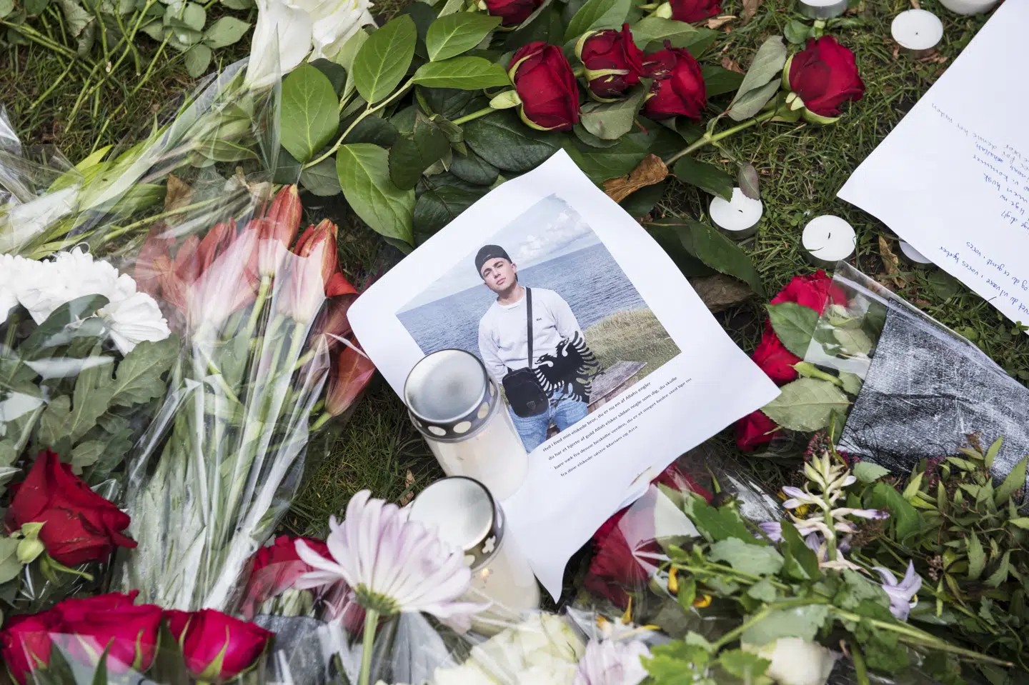 Der blev lagt blomster ved gerningsstedet i Ragnhildgade i København i oktober 2017 efter drabet på en 16-årig dreng. (Arkivfoto) Sofie Mathiassen/Ritzau Scanpix