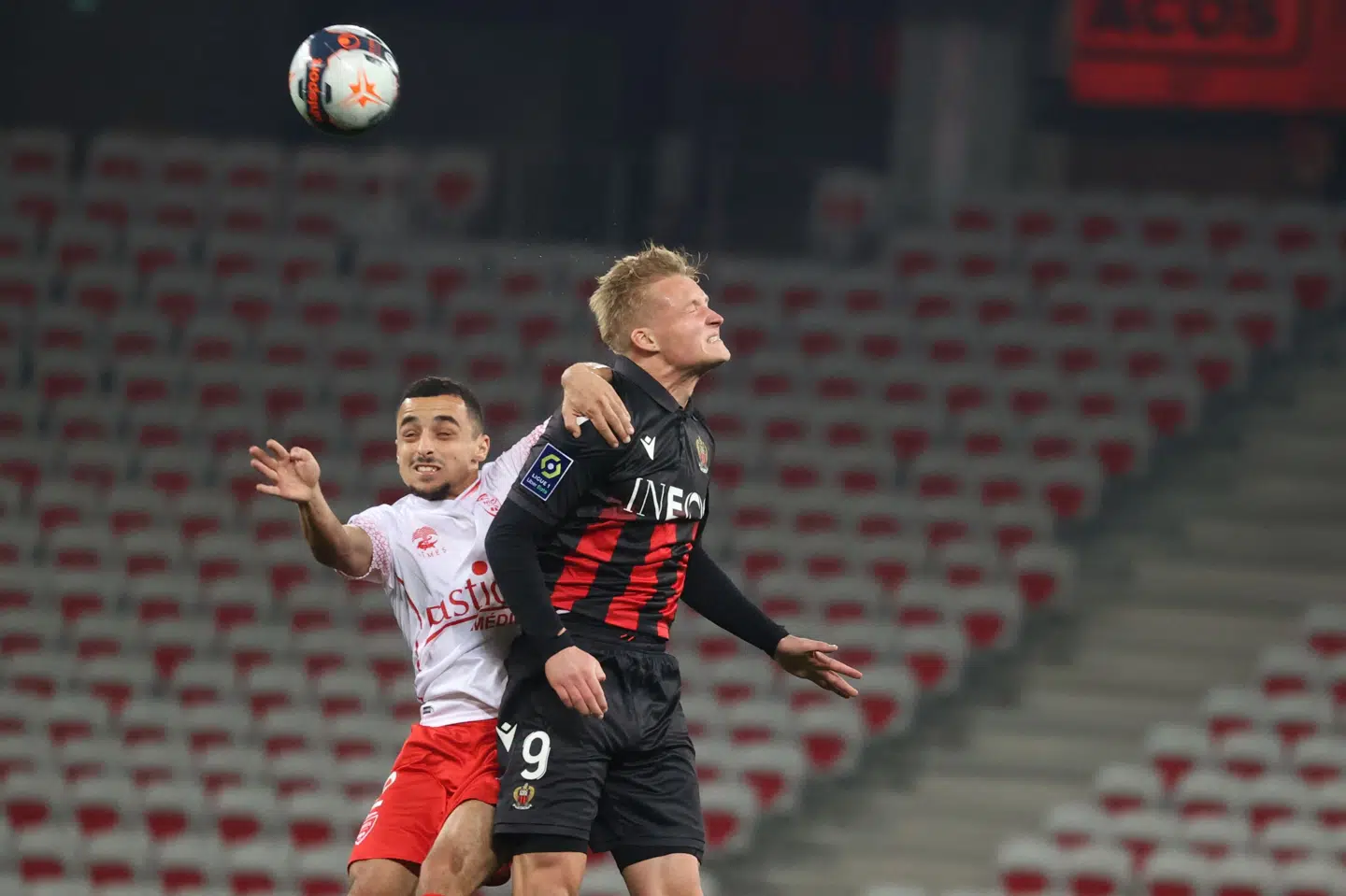 Kasper Dolberg (th.) er ikke udtaget til Danmarks kommende kampe, da han skal i 14 dages karantæne hjemme i Frankrig, hvis han rejser til Israel, fordi landet ikke er medlem af EU. Valery Hache/Ritzau Scanpix