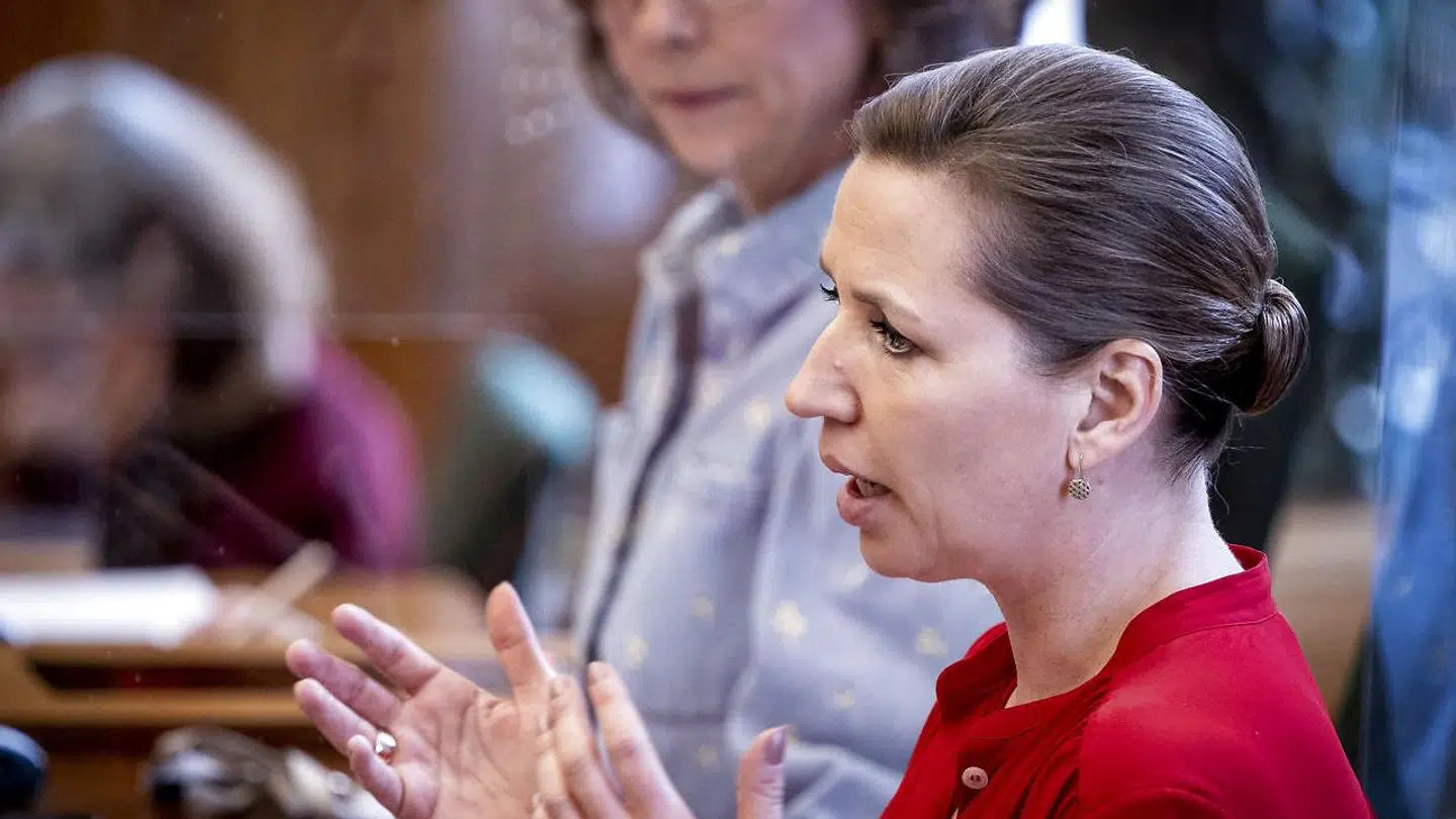 På grund af mindre tålmodighed i befolkningen, er Mette Frederiksen i højere grad nødt til at inddrage blå blok.