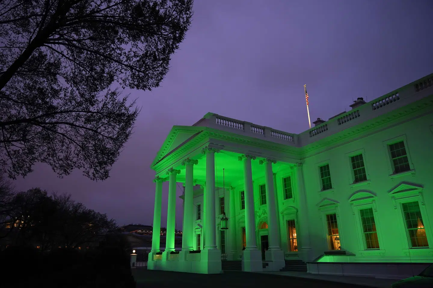 Det Hvide Hus var grønt på Skt. Patricks dag onsdag, hvor Irlands premierminister, Micheál Martin, havde virtuelle drøftelser med præsident Joe Biden. Avisen El Mundo skriver torsdag, at USA under Biden er vendt tilbage til det atlantiske engagement, som Europa har brug for. Drew Angerer/Ritzau Scanpix