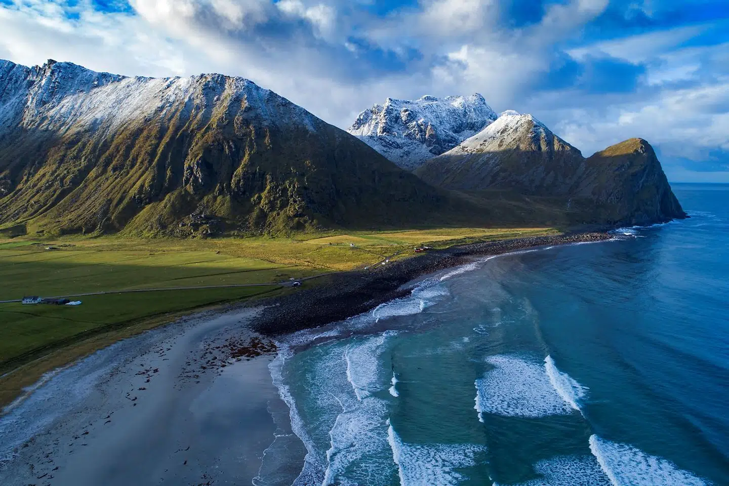 Luftfoto over stranden i Unstad på Lofoten.