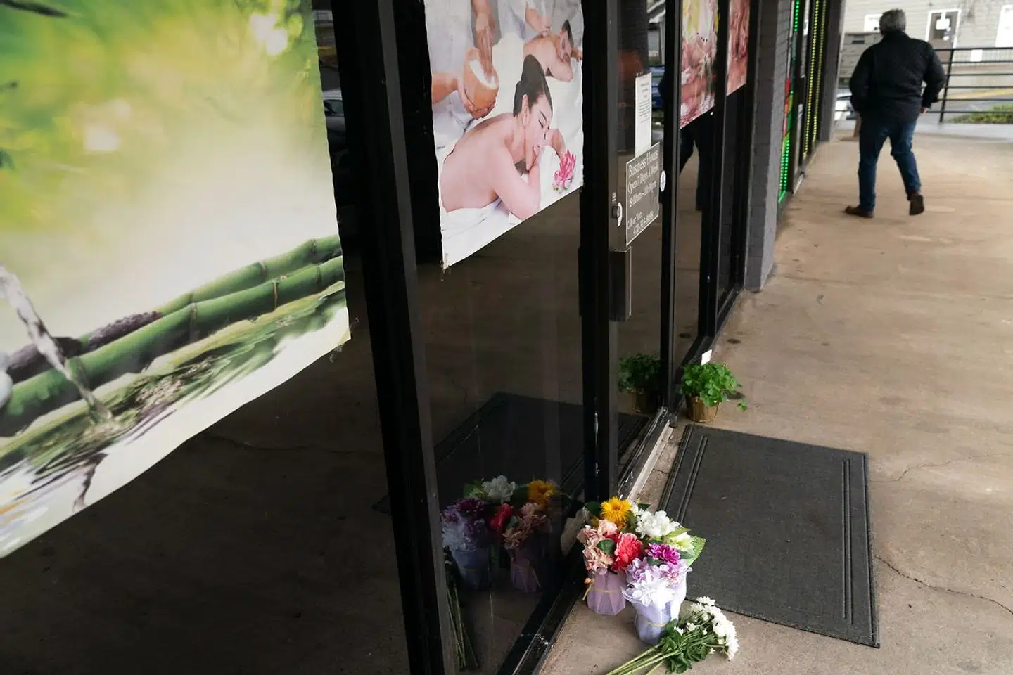 Der er lagt blomster udenfor en af de massageklinikker, som Robert Aaron Long åbnede ild mod. Fire blev dræbt på massageklinikken.