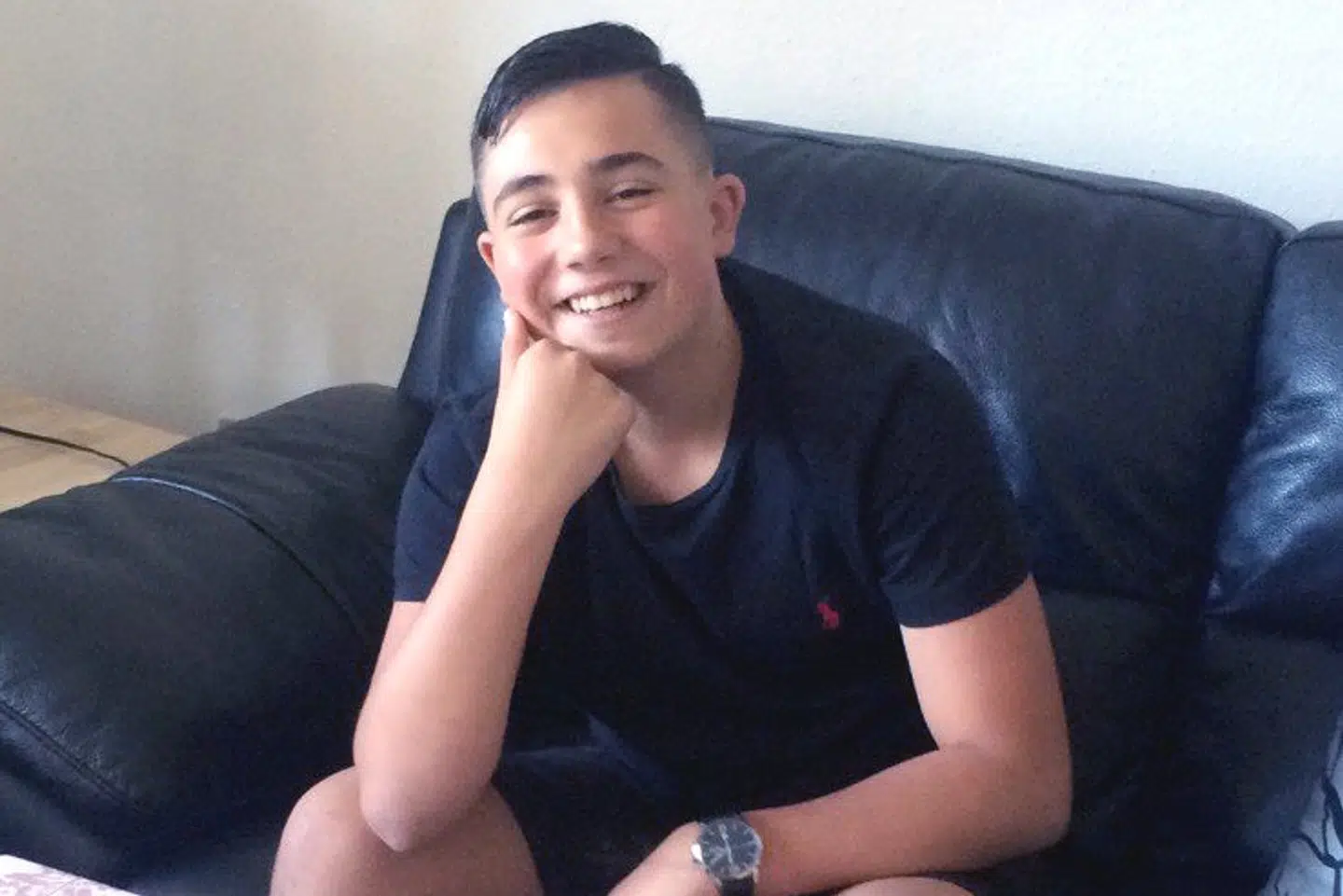 Servet Abdija blev dræbt med seks skud foran sin opgang i Ragnhildgade den 16. oktober 2017. Poltiet mener, at gerningsmændene skal findes blandt personer med tilknytning til Loyal To Familia, der dræbte det forkerte offer. Servet var ikke indblandet i kriminalitet og var med politiets ord en gennemført god dreng. Free