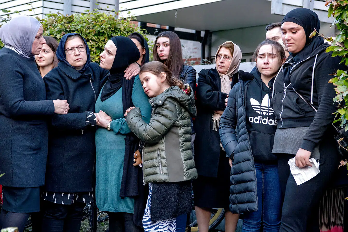 Både den dræbte Servets mor og nærmeste familie deltog, da der få dage efter drabet på Østerbro i København blev holdt en mindehøjtidelighed for den uskyldige dreng.