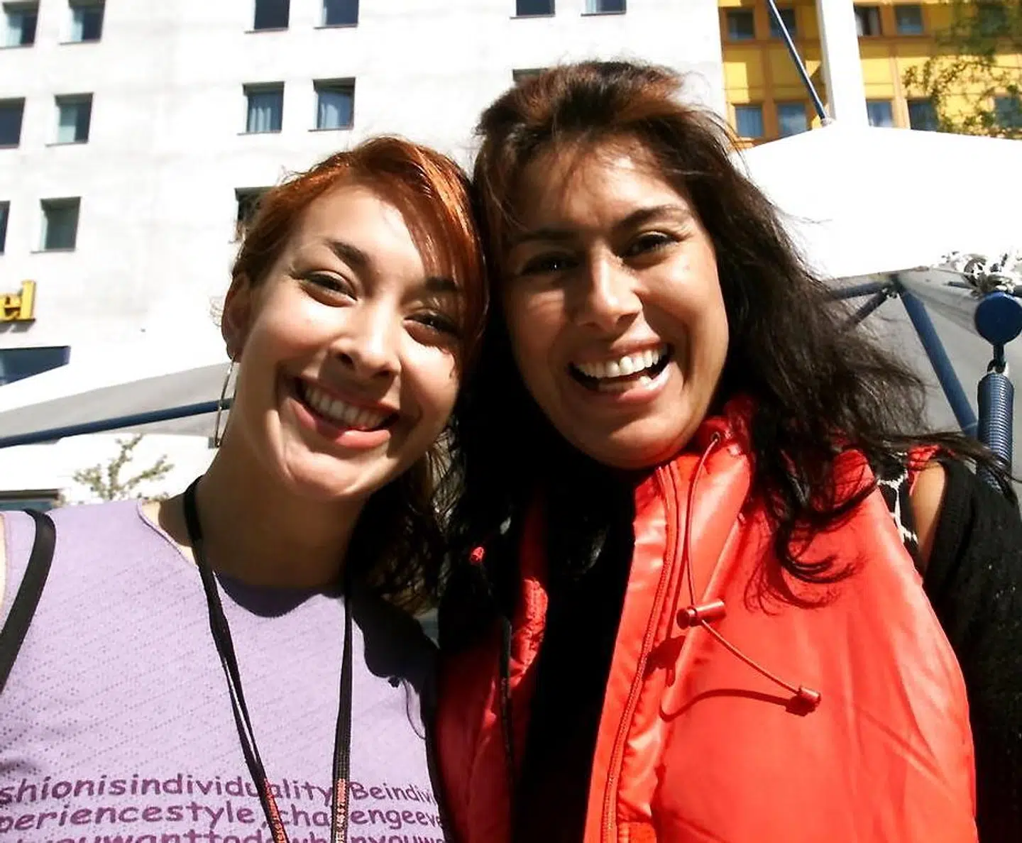 Lei Moe sammen med sin datter, Bianca. Bianca medvirker også på det nye album.