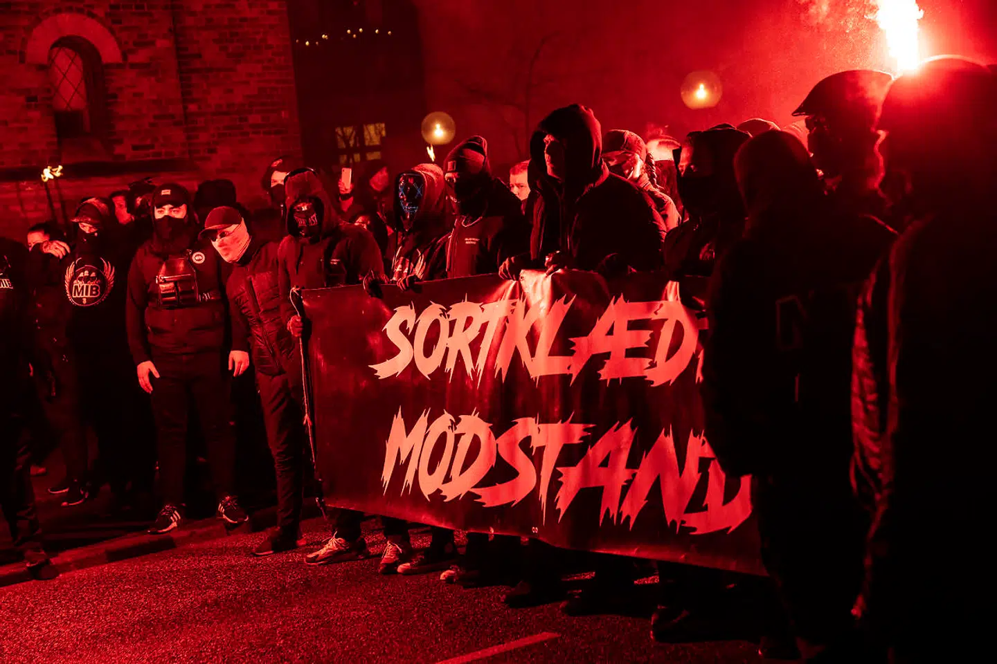 En 30-årig kvinde er idømt to års fængsel for at opfordre andre til at kaste med sten og lave optøjer i forbindelse med en Men In Black demonstration på Rådhuspladsen 9. januar. Hun har fået dobbelt straf, da demonstrationen handlede om coronakrisen. Ellers var hun sluppet med et år.