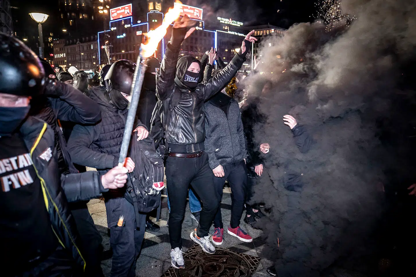 En 30-årig kvinde er idømt to års fængsel for at opfordre andre til at kaste med sten og lave optøjer i forbindelse med en Men In Black demonstration på Rådhuspladsen 9. januar. Hun har fået dobbelt straf, da demonstrationen handlede om coronakrisen. Ellers var hun sluppet med et år.