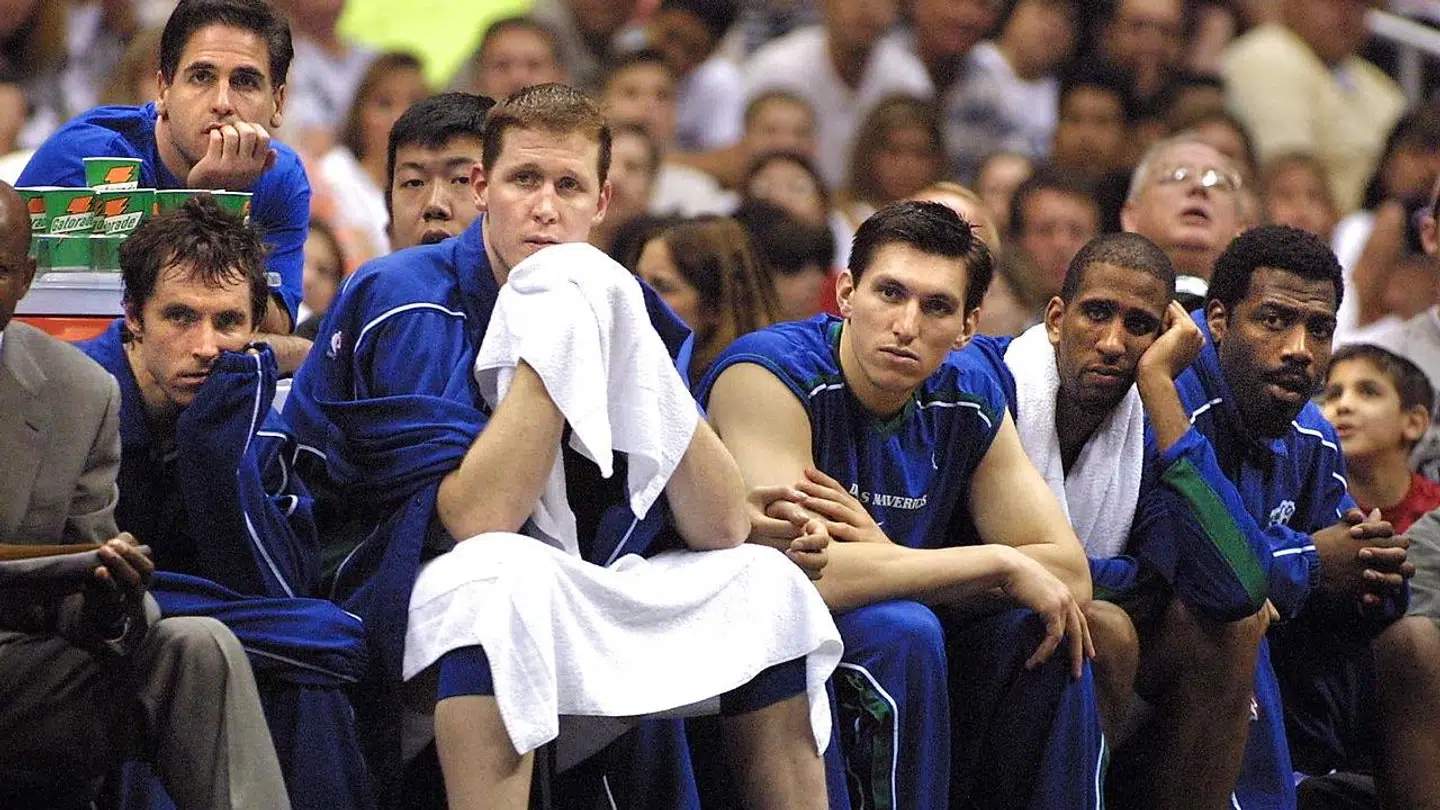 Shawn Bradley (med håndklædet) på bænken hos Dallas Mavericks tilbage i 2001.