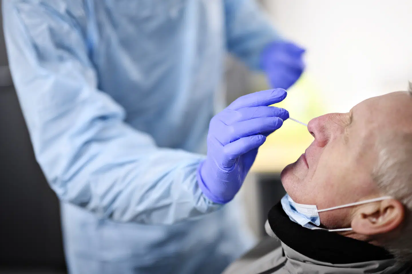 Får man taget en lyntest, som viser, at man har coronavirus, bliver resultatet efterprøvet med en PCR-test i halsen, fordi den vurderes at give et mere sikkert resultat. (Arkivfoto). Philip Davali/Ritzau Scanpix