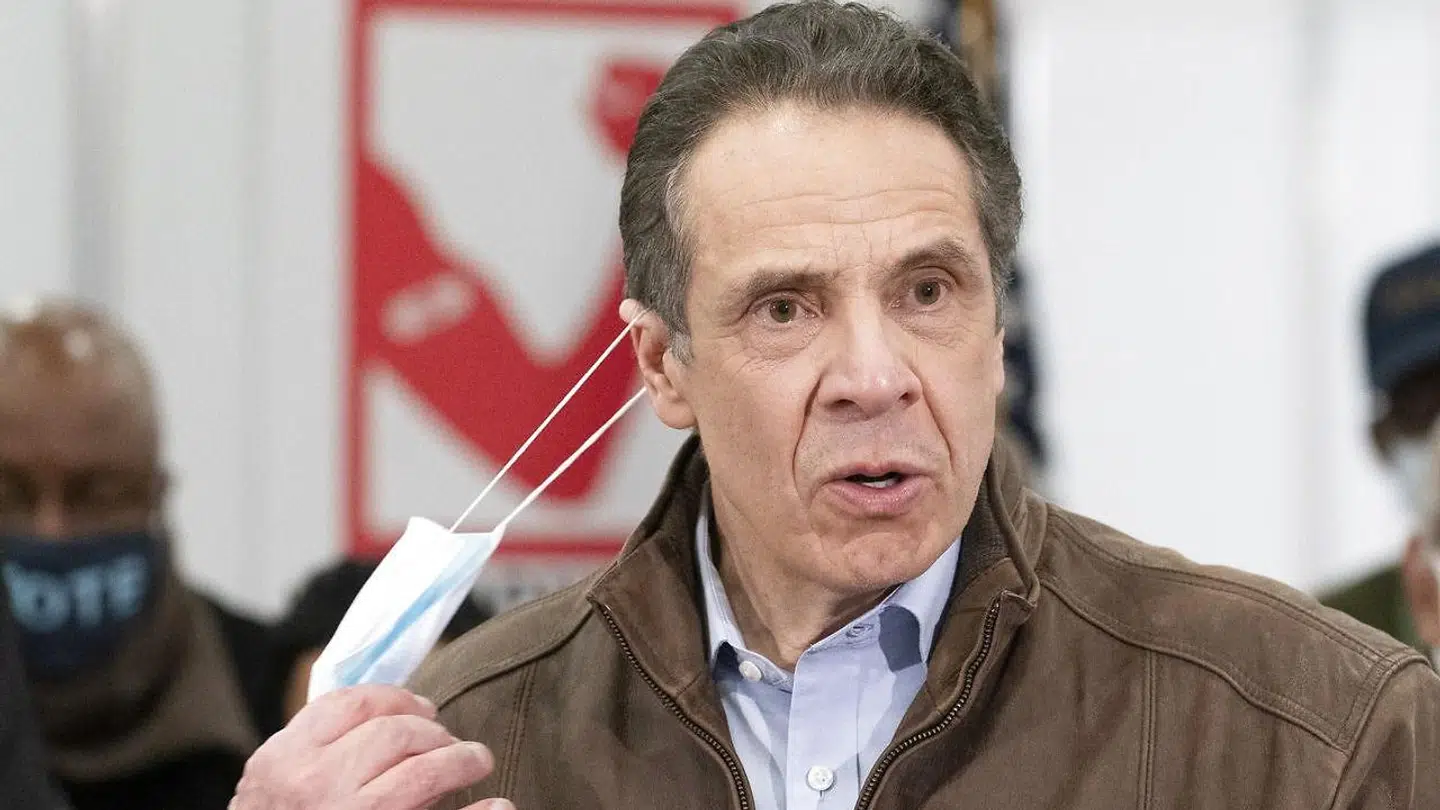 For bare et år siden blev New Yorks guvernør, Andrew Cuomo, hyldet vidt og bredt. Nu er han i fare for at miste sit job.