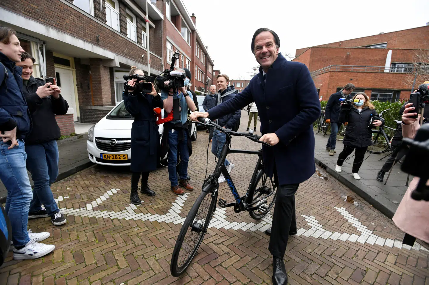 Premierminister Mark Rutte tog cyklen, da han stemte ved et valgsted i Haag onsdag, der var tredje og sidste dag af det forlængede parlamentsvalg i Holland. Han har gode chancer for at kunne fortsætte på posten, viser en valgstedsmåling. Piroschka Van De Wouw/Reuters