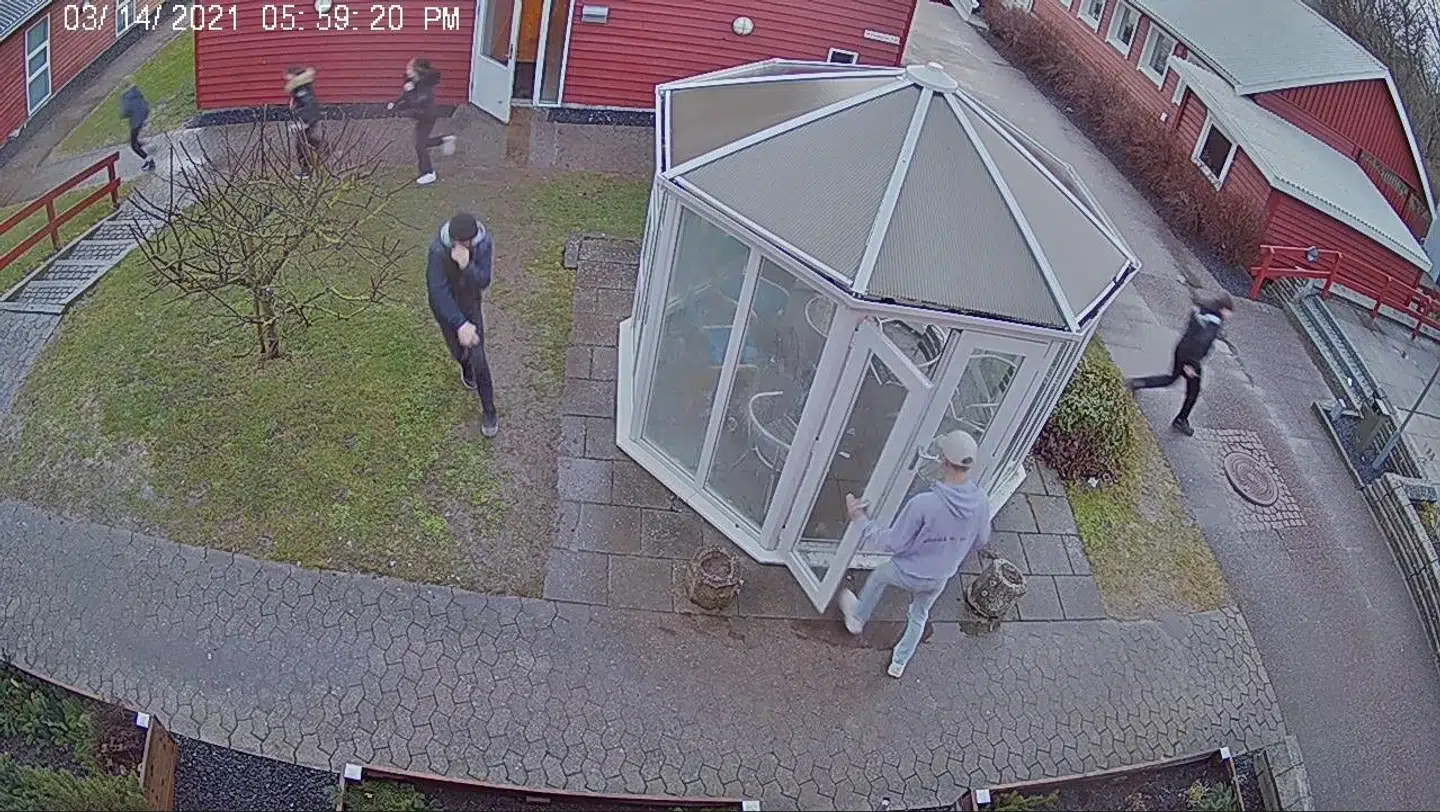 Nogle af de unge blev fanget på overvågningskameraer.