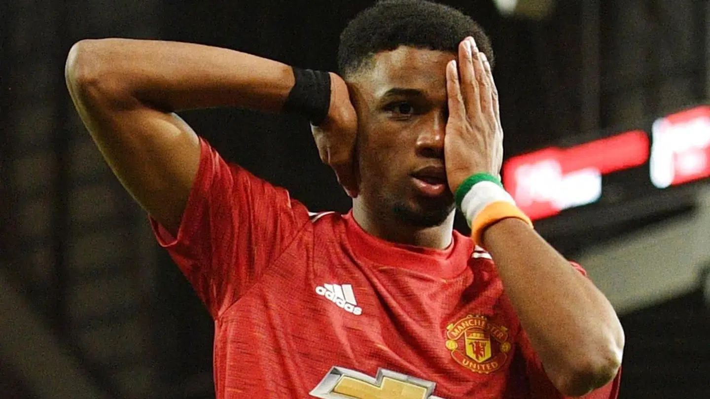 Amad Diallo løb hen foran kameraet og poserede på denne måde for at hylde sin afdøde ven.