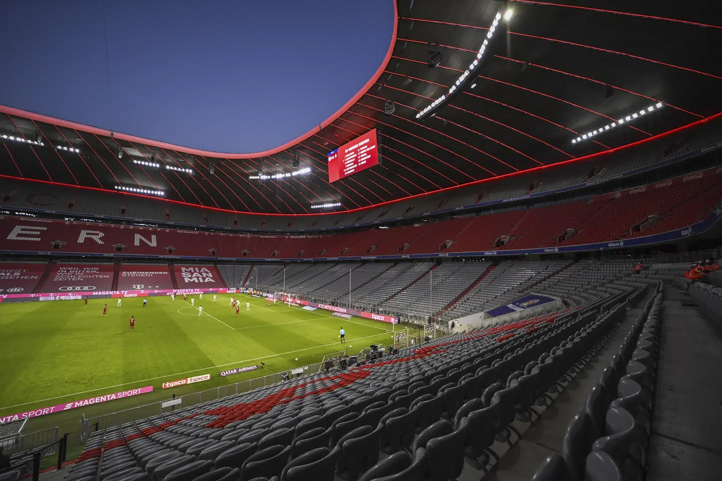 Det er mere end et år siden, der har været fyldte tribuner på Allianz Arena i München, men Uefa forlanger tilskuere til EM-kampene til sommer. (Arkivfoto) Lukas Barth/Ritzau Scanpix
