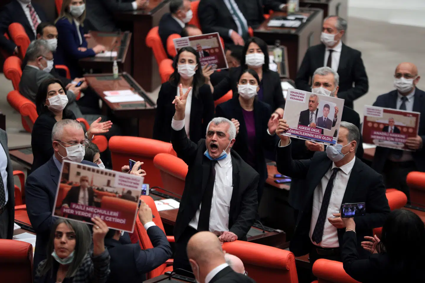 Medlemmer af det prokurdiske Folkets Demokratiske Parti (HDP) protesterer onsdag, efter at det tyrkiske parlament onsdag fratog Ömer Gergerlioglu sin status som parlamentsmedlem. Nu vil den statslige anklager helt lukke partiet. Stringer/Reuters