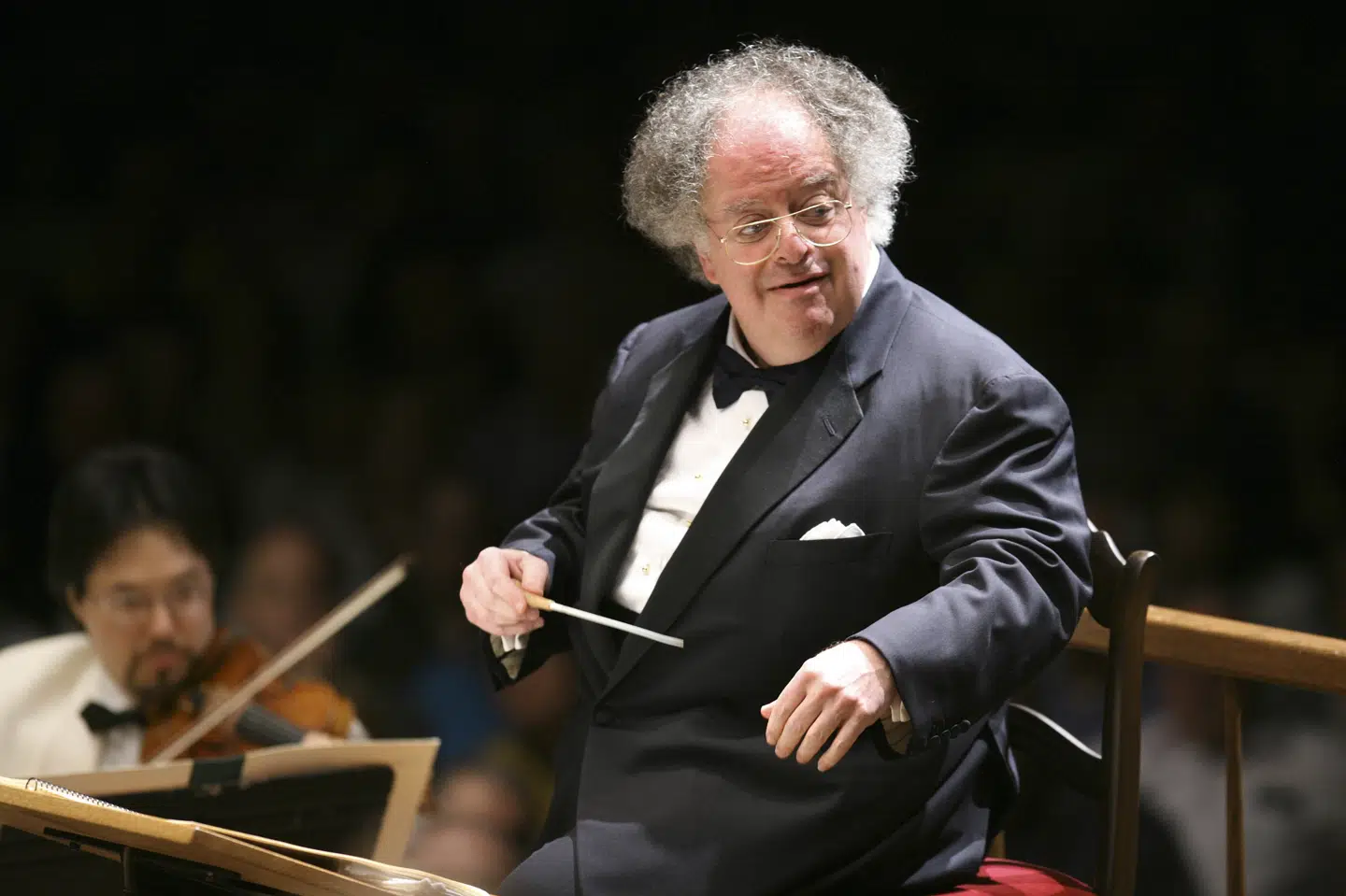 Dirigenten James Levine stod i spidsen for The Metropolitan Opera i New York i årtier, inden han blev fyret på grund af anklager om seksuelle overgreb og chikane mod yngre musikere. I sidste uge døde han i Californien i en alder af 77 år, oplyser hans læge. Michael Dwyer/Ritzau Scanpix